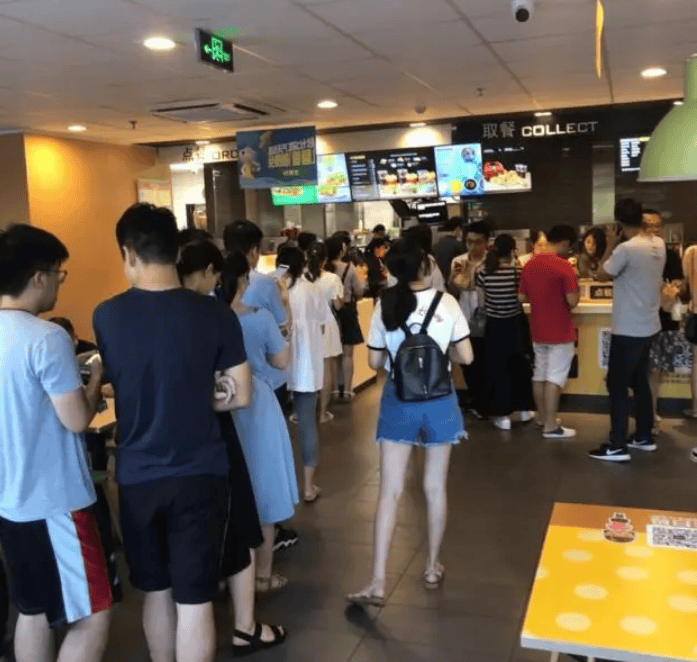 麦当劳被曝用过期食材偷工减料，员工不规范操作而门店经理默许