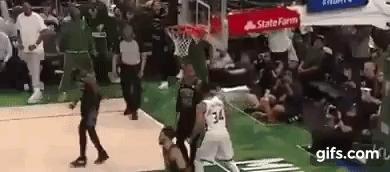 21-22 NBA 东部半决赛，凯尔特人扳平总比分 2:2 雄鹿，霍福德 30+8，如何评价这场比赛？