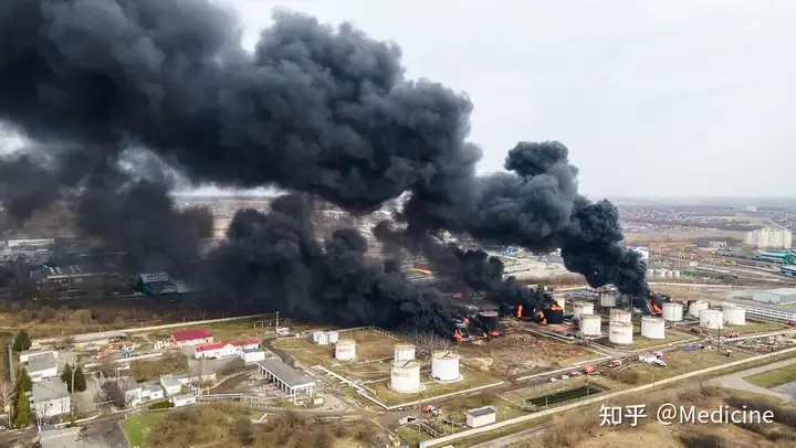 一个多月来，别尔哥罗德地区一直受到持续的炮击。当地人越来越害怕战争，正在寻找 "纳粹挑衅者" Meduza和7×7报道
