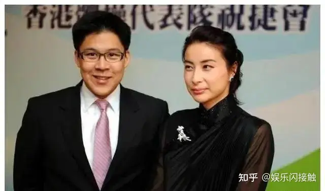 郭晶晶出席香港文化活动，旗袍混搭得体又时髦，新发型显脸圆润