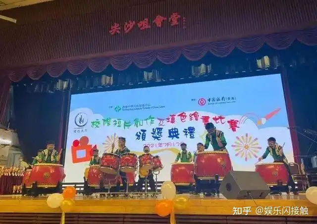 郭晶晶出席香港文化活动，旗袍混搭得体又时髦，新发型显脸圆润