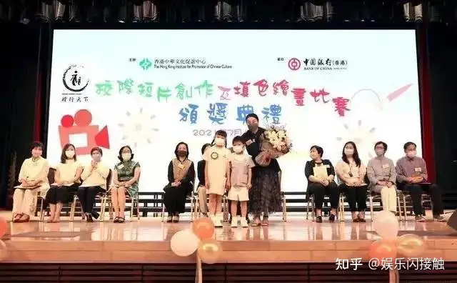 郭晶晶出席香港文化活动，旗袍混搭得体又时髦，新发型显脸圆润