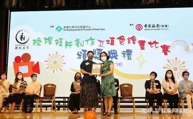 郭晶晶出席香港文化活动，旗袍混搭得体又时髦，新发型显脸圆润