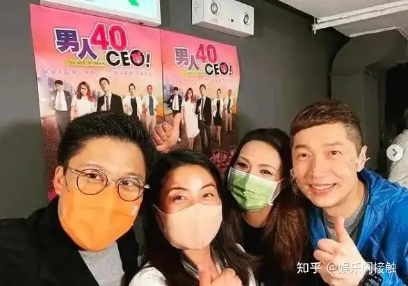 郭晶晶出席香港文化活动，旗袍混搭得体又时髦，新发型显脸圆润