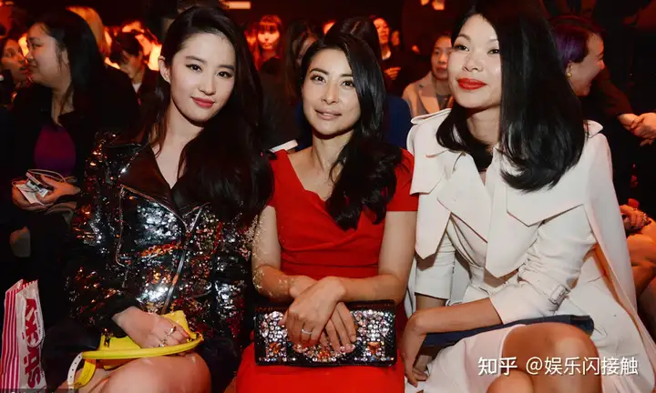 郭晶晶出席香港文化活动，旗袍混搭得体又时髦，新发型显脸圆润