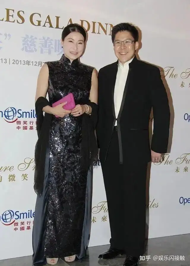 郭晶晶出席香港文化活动，旗袍混搭得体又时髦，新发型显脸圆润