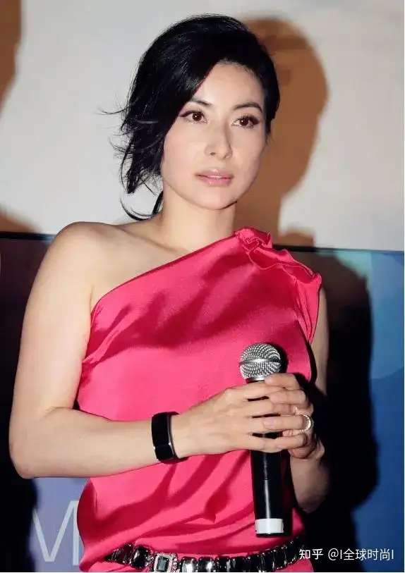 郭晶晶低调出席活动 穿丝缎材质自带贵气 朴素中彰显“女王”范