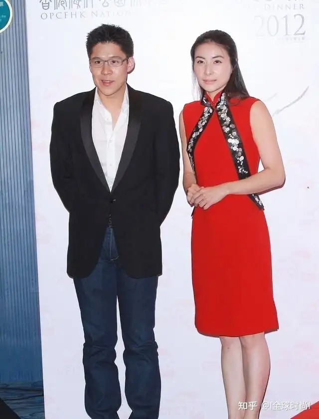 郭晶晶低调出席活动 穿丝缎材质自带贵气 朴素中彰显“女王”范