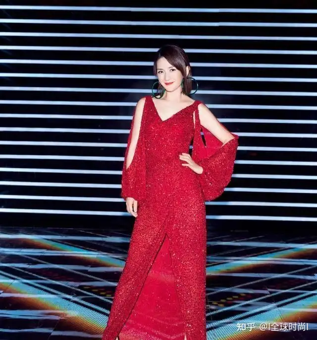 郭晶晶低调出席活动 穿丝缎材质自带贵气 朴素中彰显“女王”范