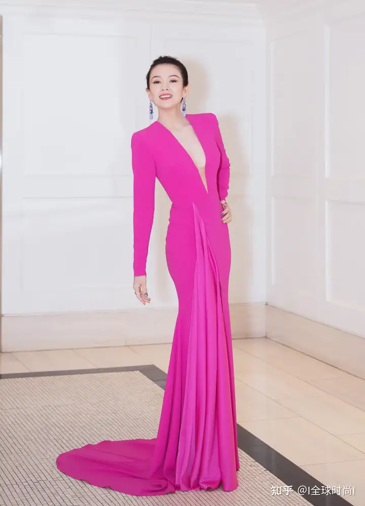 郭晶晶低调出席活动 穿丝缎材质自带贵气 朴素中彰显“女王”范