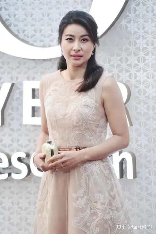 郭晶晶低调出席活动 穿丝缎材质自带贵气 朴素中彰显“女王”范