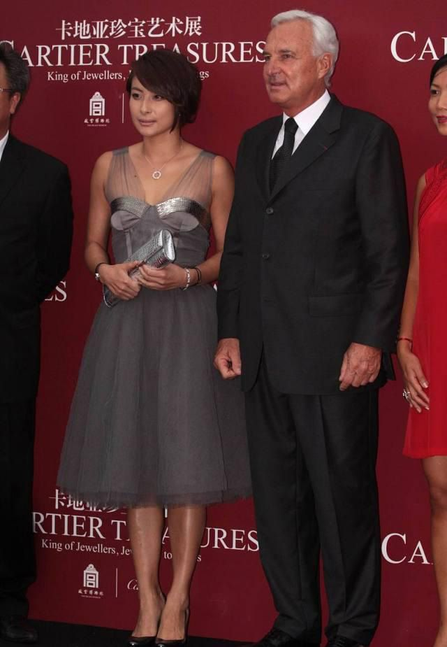 郭晶晶活动生图火了，3小时阅读量破200万，短发造型成焦点