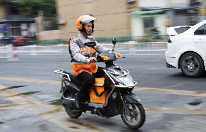 各地严查电动车，千万辆“外卖车”该怎么办？行内人提出3个建议