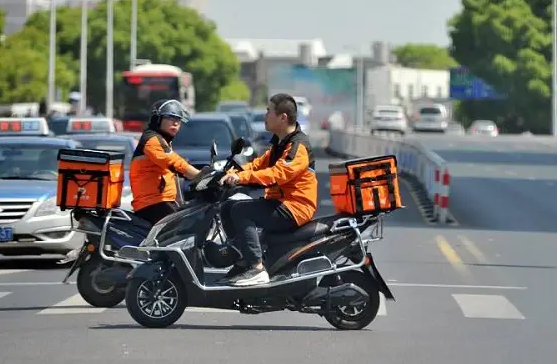 各地严查电动车，千万辆“外卖车”该怎么办？行内人提出3个建议