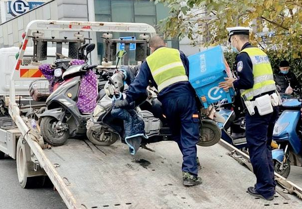 各地严查电动车，千万辆“外卖车”该怎么办？行内人提出3个建议