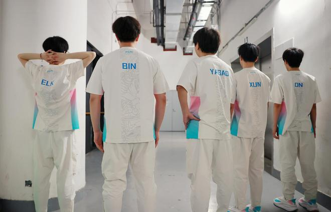 海外网友热议BLG不敌T1：下路差距！T1是LPL世界赛之父