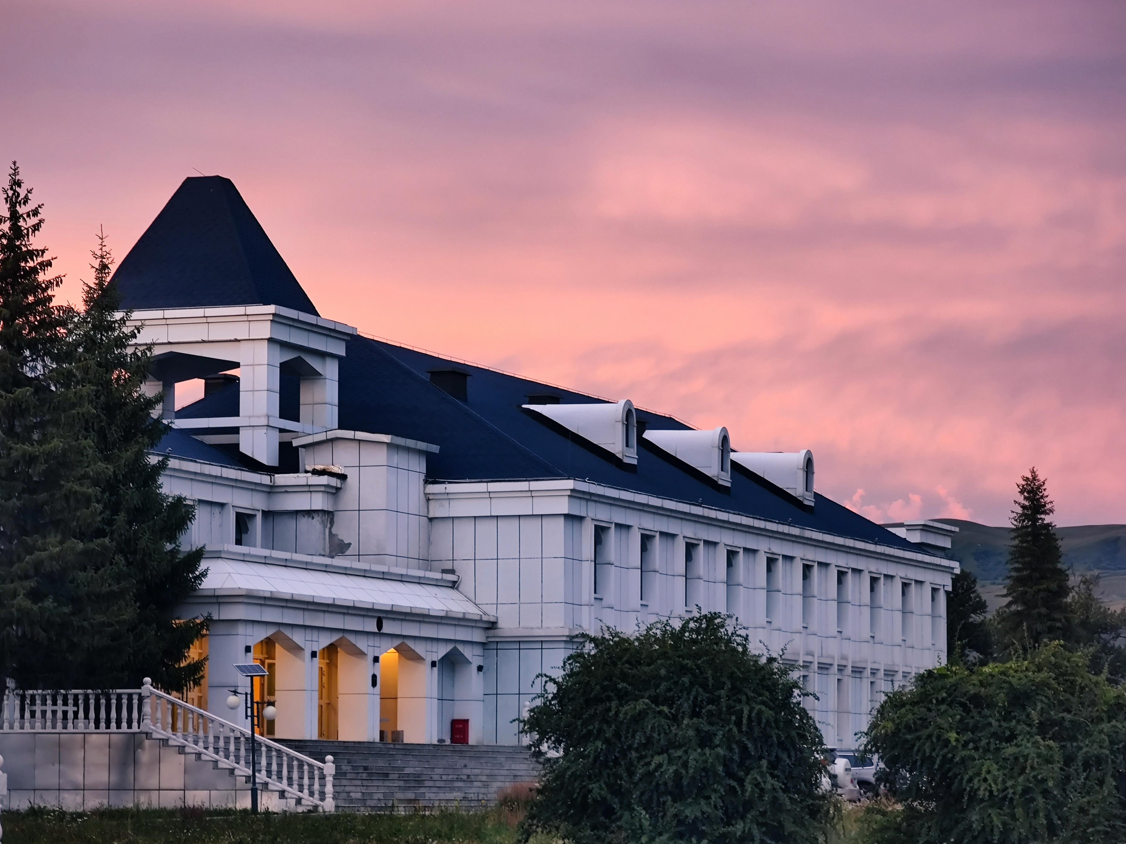 毁誉参半的那拉提，新疆伊犁最牛草原景区！应该怎么玩，攻略来了