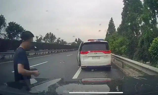警车疑因未被让道逼停私家车，警车上两男子身份确认：均在职