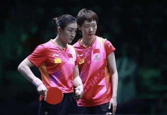 力挺王曼昱引争议，张雪峰：没有你，早就没有什么霸主了，能不能单打无所谓