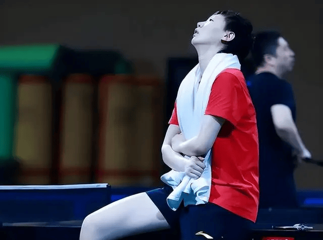 力挺王曼昱引争议，张雪峰：没有你，早就没有什么霸主了，能不能单打无所谓