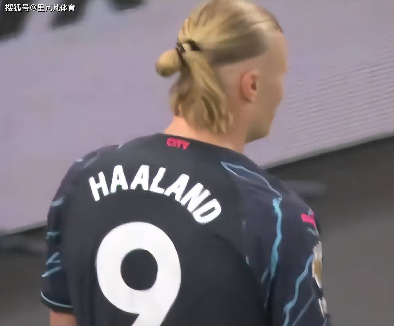 原创            哈兰德双响，孙兴慜错失绝佳机会：曼城2-0热刺冠军即将到手