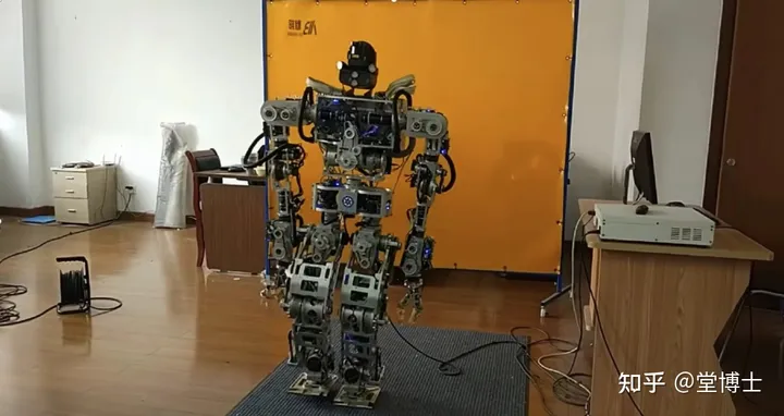 中国版人形机器人来了！34个自由度，“手眼足脑”超级复杂！