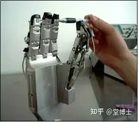 中国版人形机器人来了！34个自由度，“手眼足脑”超级复杂！