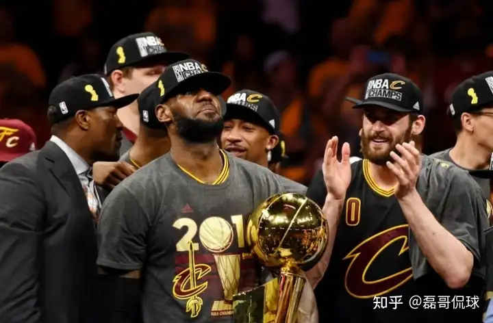 詹姆斯晒出多年合照，球迷们瞬间泪目，这是我们逝去的青春啊！