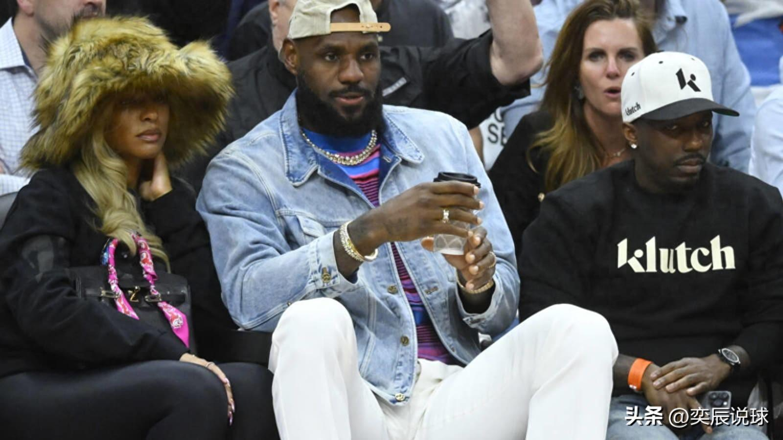 詹姆斯现身骑士主场，名记曝料他真实目的，十年前他曾这么干过