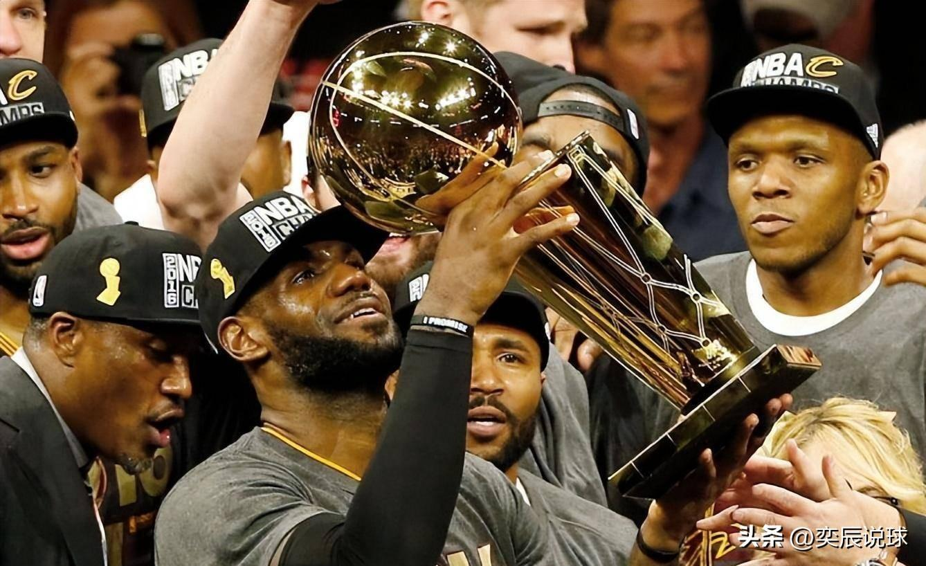 詹姆斯现身骑士主场，名记曝料他真实目的，十年前他曾这么干过