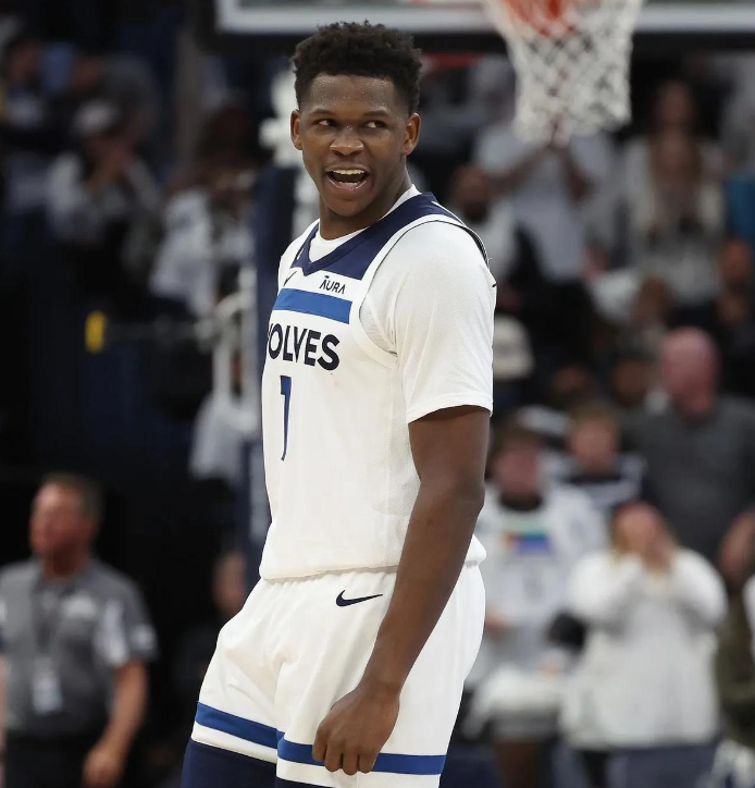 掘金队力挫森林狼，爱德华兹刷新纪录，篮球比赛还是团队的荣耀