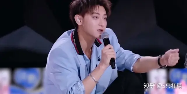 黄子韬和徐艺洋似情侣CP，徐艺洋自拍，黄子韬直男回复：抽风？