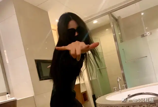 黄子韬和徐艺洋似情侣CP，徐艺洋自拍，黄子韬直男回复：抽风？