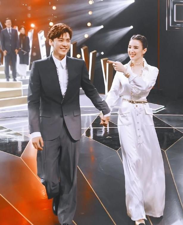 传闻背后的真相：黄子韬与徐艺洋的绯闻深度解析近日