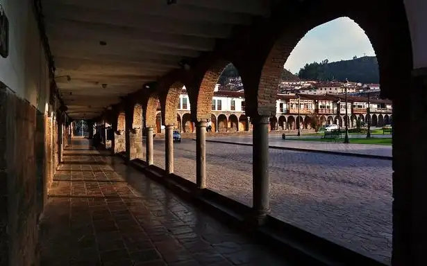 突发！大巴从250米的高处坠落，23人当场死亡。