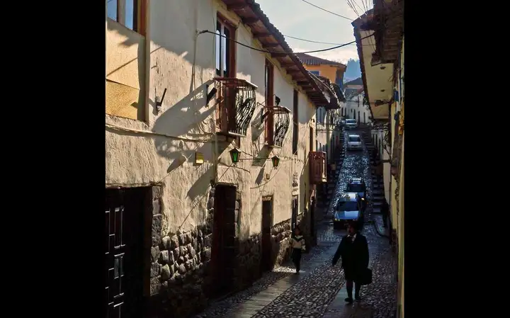 突发！大巴从250米的高处坠落，23人当场死亡。