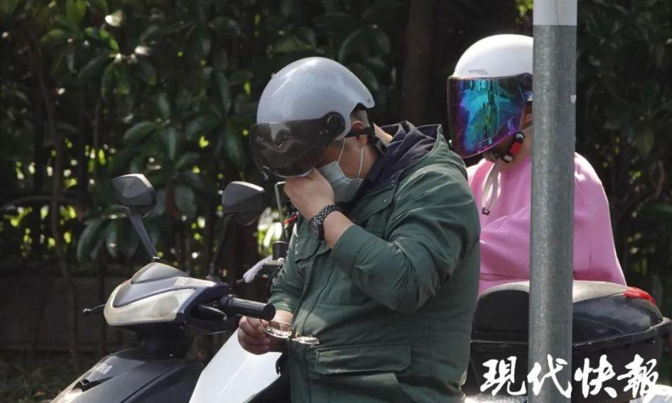 南京遭大风毛絮双重夹击！有人被“硬控”：浑身刺挠