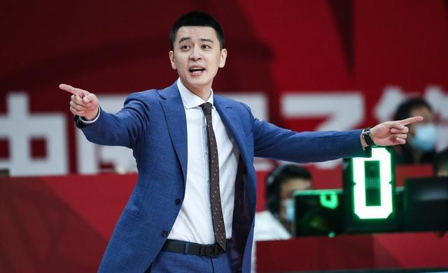 杨鸣大闹发布会，输球输人硬怼记者，9个字看出他和杜锋天壤之别