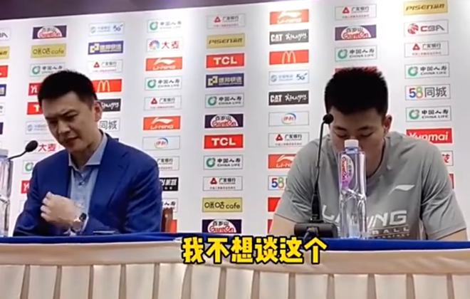 杨鸣大闹发布会，输球输人硬怼记者，9个字看出他和杜锋天壤之别