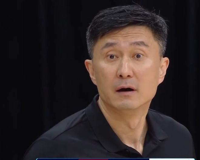 杨鸣大闹发布会，输球输人硬怼记者，9个字看出他和杜锋天壤之别