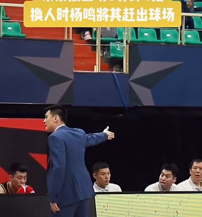 杨鸣大闹发布会，输球输人硬怼记者，9个字看出他和杜锋天壤之别