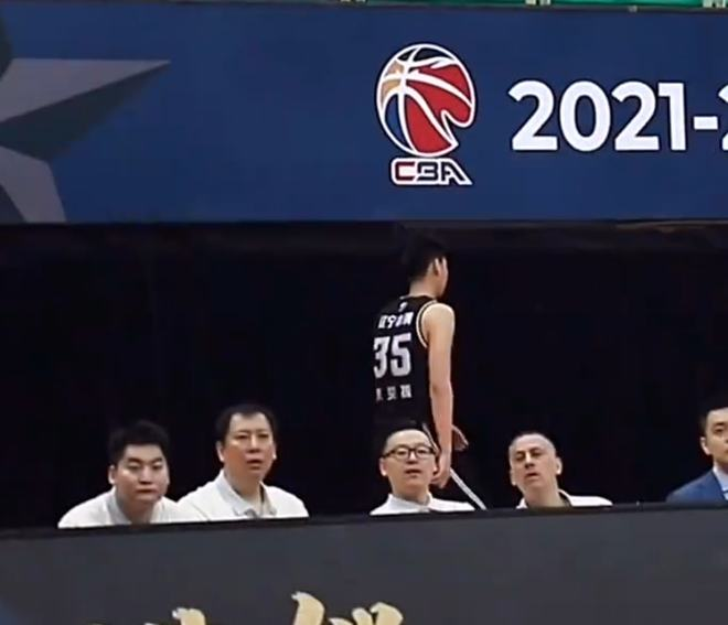 杨鸣大闹发布会，输球输人硬怼记者，9个字看出他和杜锋天壤之别