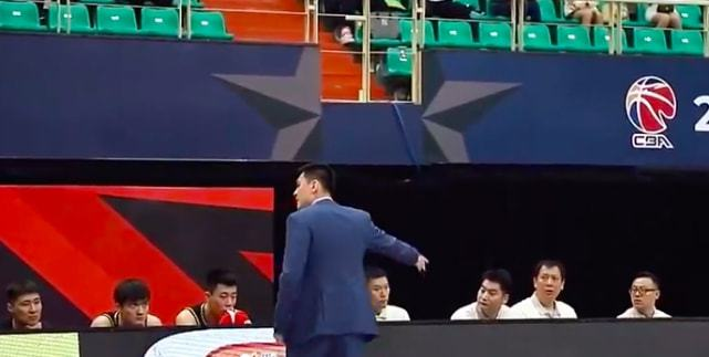 韩德君+80岁蒋兴权都生气了，杨鸣怒怼记者：别为我朱荣振的问题