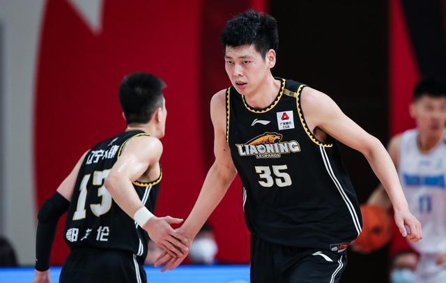 韩德君+80岁蒋兴权都生气了，杨鸣怒怼记者：别为我朱荣振的问题