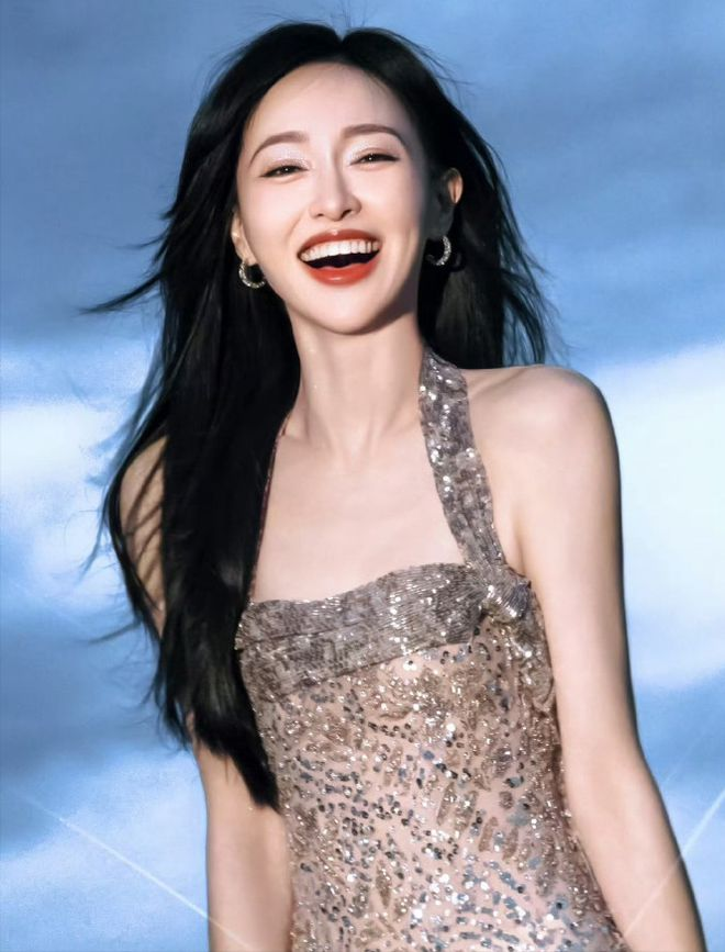 尴尬！唐嫣首亮相戛纳，拍照需关晓彤提醒，礼裙疑为赵丽颖备选！