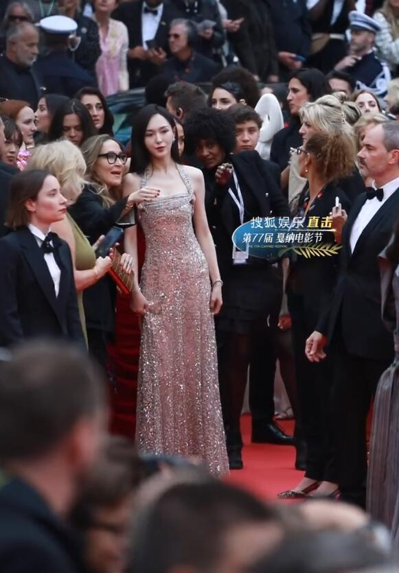 尴尬！唐嫣首亮相戛纳，拍照需关晓彤提醒，礼裙疑为赵丽颖备选！