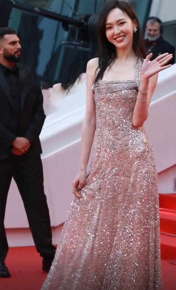 尴尬！唐嫣首亮相戛纳，拍照需关晓彤提醒，礼裙疑为赵丽颖备选！