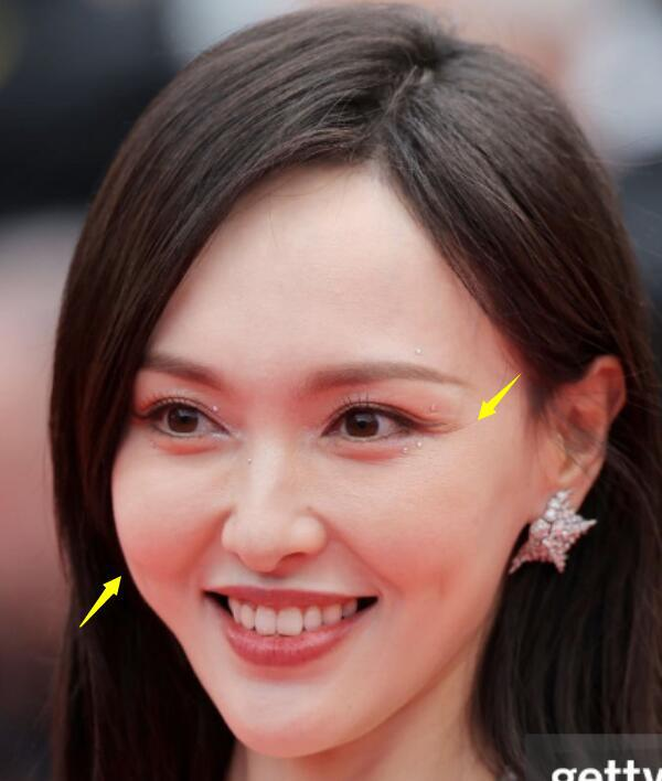 尴尬！唐嫣首亮相戛纳，拍照需关晓彤提醒，礼裙疑为赵丽颖备选！