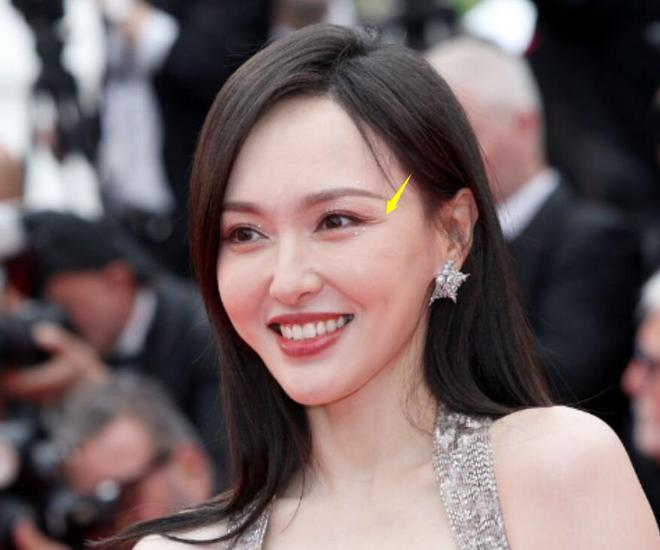 尴尬！唐嫣首亮相戛纳，拍照需关晓彤提醒，礼裙疑为赵丽颖备选！