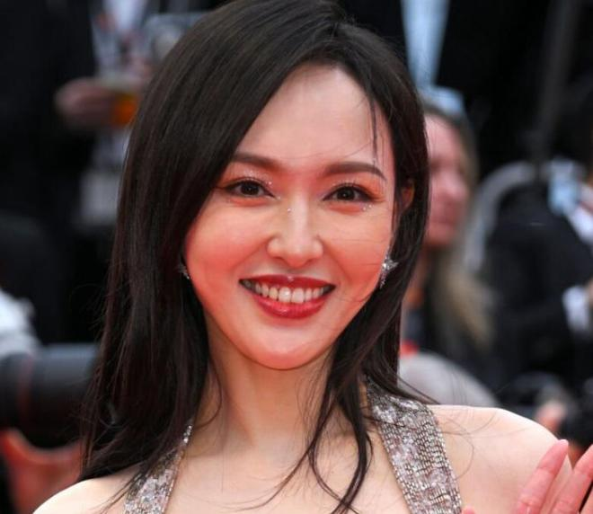 尴尬！唐嫣首亮相戛纳，拍照需关晓彤提醒，礼裙疑为赵丽颖备选！